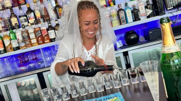 bride to be mixing concktails